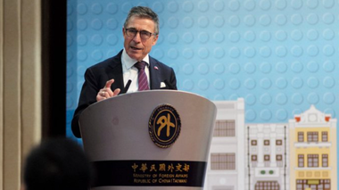 Puterile europene este necesar să facă mai mult pentru a descuraja China să invadeze Taiwanul, îndeamnă fostul secretar general al NATO Anders Fogh Rasmussen într-o vizită în Taiwan. SUA au fost prea ”naive” înaintea invaziei Ucrainei, iar greşeala riscă să se repete