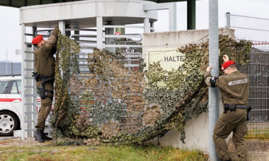 O gardă ucisă şi un militar rănit prin împuşcare la cazarma austriacă Wiener Neustadt, la sud de Viena. Cei doi bărbaţi s-au certat înainte de incidentul armat, anchetat de poliţie