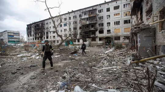 Bombardamente ucrainene şi ruse continuă la Bahmut şi încalcă armistiţiul de Crăciun al lui Putin