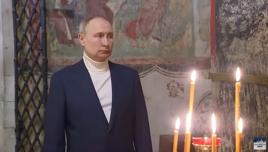 Vladimir Putin a participat singur la slujba de Crăciun la Kremlin - VIDEO