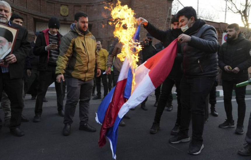 Steaguri franceze, arse în faţa Ambasadei Franţei la Teheran, după publicarea unor caricaturi ale lui Ali Khamenei în revista satirică Charlie Hebdo şi închiderea Institutului Francez din Teheran