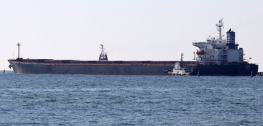 O navă care transportă porumb ucrainean, M/V Glory, eşuează în Canalul Suez, dar este repusă rapid pe linia de plutire, fără să perturbe traficul maritim