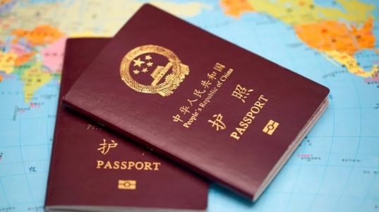Chinezii stau la cozi la paşapoarte, după ce autorităţile au ridicat restricţiile de călătorie după pandemia de COVID