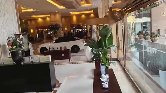 Un client nemulţumit intră cu maşina în Central Hotel, la Shanghai, după ce s-a certat cu angajaţii în urma dispariţiei unui laptop
