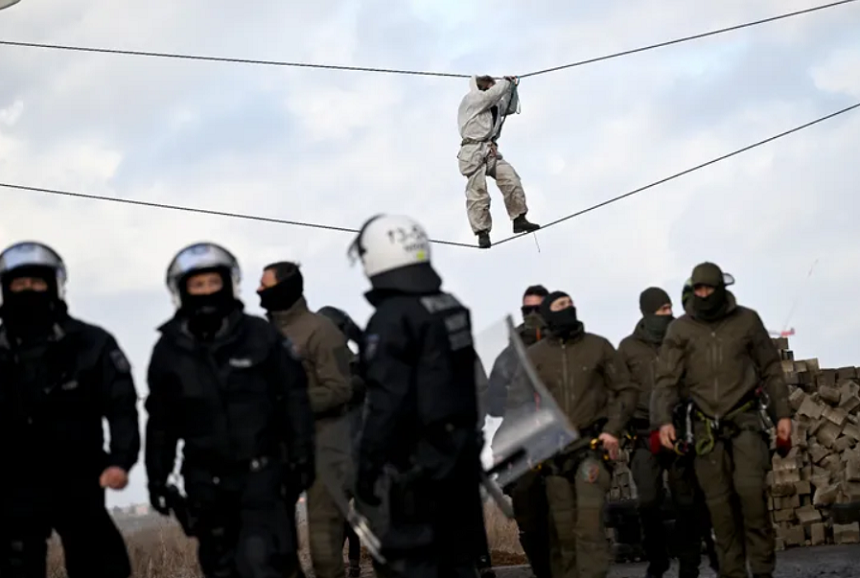 Poliţia germană încercuieşte activişti împotriva cărbunelui, baricadaţi în satul Lützerath