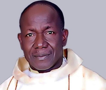 Nigeria: Un preot catolic a murit ars de viu, după ce bandiţi i-au incendiat casa