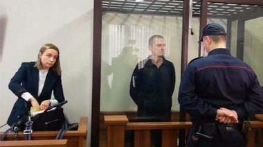 Jurnalistul Andrzej Poczobut, un reprezentant al minorităţii poloneze în Belarus, judecat cu uşile închise la Grodno, un oraş care a făcut parte din Polonia în perioada 1019-1939, după ce a îndeamnat la impunerea unor sancţiuni internaţionale Minskului