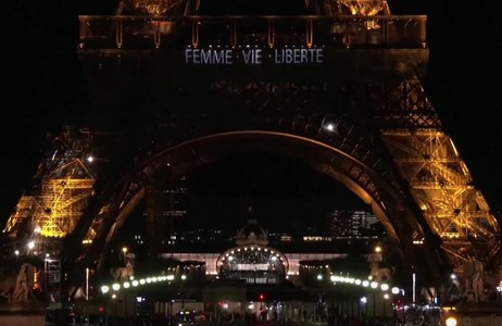 Mesaje luminoase în sprijinul femeilor care protestează în Iran, afişate pe Turnul Eiffel 