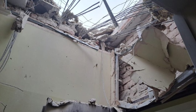 Şcoală lovită de proiectile ruseşti în oraşul Chasiv Yar din regiunea Doneţk