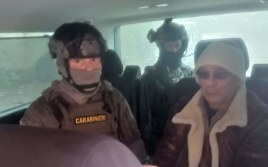 Ascunzătoarea liderului mafiot Messina Denaro, arestat luni, a fost percheziţionată de poliţie. Înăuntru au fost găsite haine scumpe şi parfumuri, dar nu şi arme. Anchetatorii încearcă să afle cum a reuşit "Naşul" să nu fie prins timp de 30 de ani 