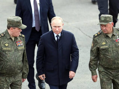 Şoigu decorează militari ruşi, la o reuniune a Statului Major al Grupului Militar Vostok, pentru angajamentul lor în Ucraina. ”Faceţi totul pentru ca să apropia ziua care se numeşte «Ziua Victoriei»”, le-a spus el celor decoraţi