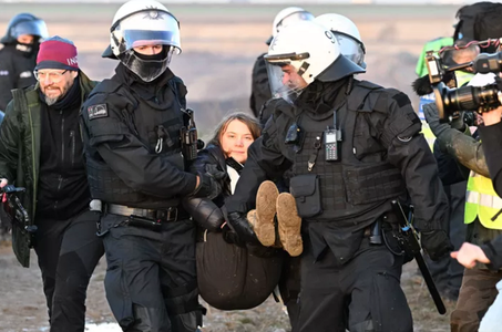Greta Thunberg, arestată la o manifestaţie împotriva extinderii minei de lignit de la Lützerath. Activişti împotriva cărbunelui ocupă căi ferate, blochează drumuri şi clădiri în vestul Germaniei