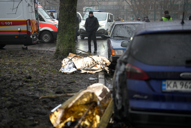 Cel puţin nouă dintre victimele prăbuşirii elicopterului la Brovarî sunt localnici ”care-şi aduceau copiii la grădiniţă”, anunţă preşedinţia ucraineană. ”Pentru moment nu există informaţii despre numărul copiilor dispăruţi”, anunţă şeful Administraţiei Militare din regiunea Kiev