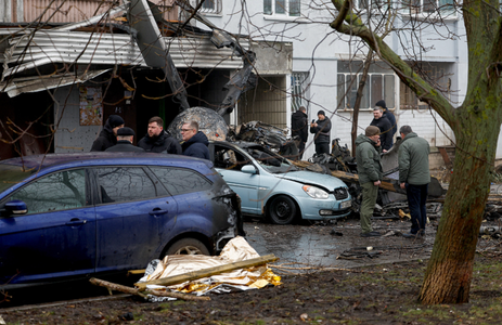 O grădiniţă avariată într-un incendiu, geamurile unui bloc de 14 etaje şi trei maşini avariate în prăbuşirea elicopterului la Brovarî. 127 de oameni şi 30 de vehicule ale serviciului ucrainean de urgenţă au intervenit la faţa locului