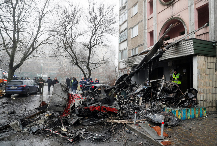 Autorităţile ucrainene revizuiesc în scădere la 16 morţi bilanţul victimelor prăbuşirii elicopterului la Brovarî. Şapte persoane au fost ucise la sol, inclusiv trei copii, anunţă preşedinţia ucraineană. 30 de răniţi, inclusiv 12 copii, spitalizaţi