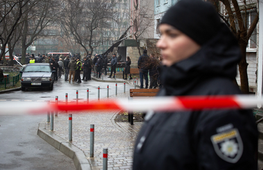 SBU deschide o anchetă preliminară cu privire la prăbuşirea elicopterului la Brovarî şi enumeră mai multe ipoteze - o ”încălcare a regulilor de zbor, o defecţiune tehnică a elicopterului şi acţiuni deliberate de distrugere a elicopterului”. Niciun oficial ucrainean nu a acuzat Rusia de implicare în incident