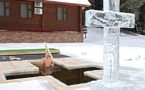 Putin a făcut azi-noapte tradiţionala baie îngheţată de Bobotează, dar anul acesta momentul nu a mai fost înregistrat, transmite Kremlinul