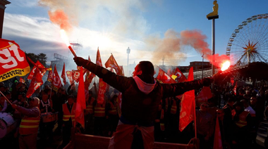 Macron le cere, de la Barcelona, manifestanţilor împotriva reformei sale a pensionării o mobilizare ”fără violenţe”