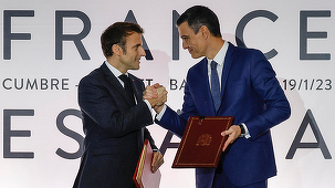 Emmanuel Macron şi Pedro Sanchez semnează la Barcelona, cu mare pompă, un ”Tratat de prietenie şi cooperare”, o consolidare a relaţiilor bilaterale în domeniile migraţiei, apărării, energiei şi tineretului