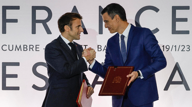 Emmanuel Macron şi Pedro Sanchez semnează la Barcelona, cu mare pompă, un ”Tratat de prietenie şi cooperare”, o consolidare a relaţiilor bilaterale în domeniile migraţiei, apărării, energiei şi tineretului