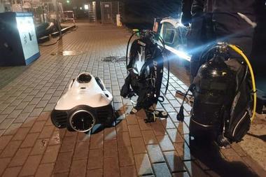 Polonia îşi revizuieşte supravegherea instalaţiilor energetice, după un incident ciudat. Trei scafandri străini au fost salvaţi în apropierea portului Gdansk - FOTO