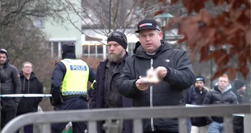 Extremistul Rasmus Paludan a ars un exemplar din Coran în apropierea Ambasadei Turciei din Suedia, sporind tensiunile dintre Stockholm şi Ankara - VIDEO