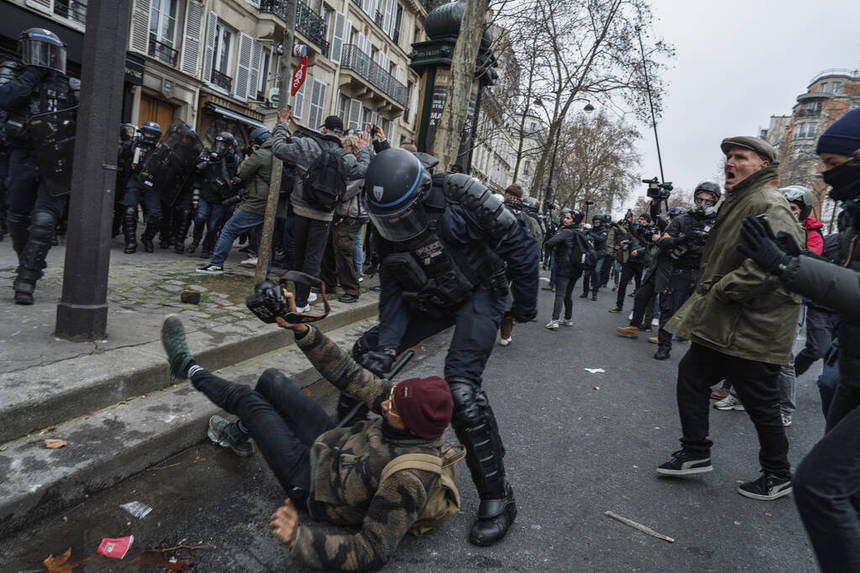 Indignare în Franţa. Un bărbat care a fost lovit de poliţie la manifestaţiile împotriva reformei pensiilor de la Paris a trebuit să fie supus unei orhidectomii - VIDEO