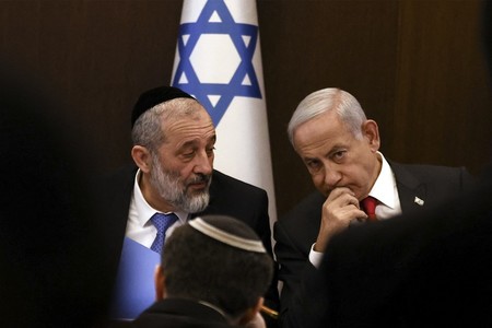 Netanyahu îşi demite ministrul de interne, sub presiunea justiţiei
