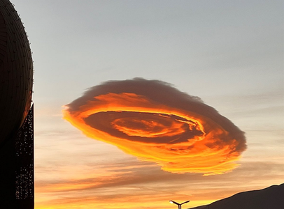 Un impresionant nor roşu, în formă de ”farfurie zburătoare”, observat la Bursa, în Turcia