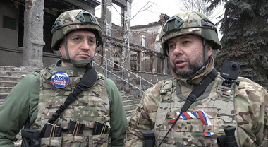 Separatişti proruşi anunţă că au cucerit două sate, Krasnopolivka şi Dvurecie, în apropiere de Soledar. Puşilin vorbeşte la televiziunea rusă despre vizita sa la Soledar şi anunţă că luptele se ”intensifică” la Bahmut, iar trupele ruseşti ”înaintează”, şi un ”transfer masiv” de trupe ucrainene către Bahmut