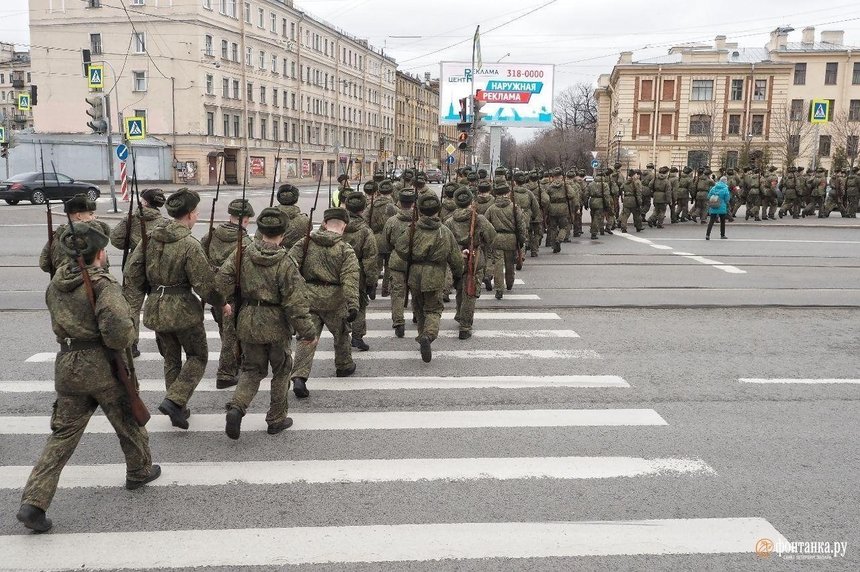 Rusia a trimis zeci de mii de noi soldaţi pentru a întări liniile de front din Ucraina, afirmă un oficial militar american