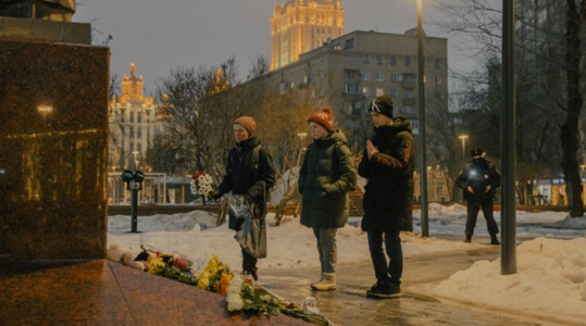 Unii ruşi continuă să menţină, în pofida represiunii, un memorial improvizat al victimelor Războiului rus din Ucraina