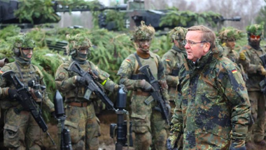 Germania urmează să livreze Ucrainei tancuri Leopard ”la sfârşitul lui martie-începutul lui aprilie”, anunţă Pistorius într-o vizită la trupe Bundeswehr în Saxonia-Anhalt. Formarea în folosirea Marder începe ”până la sfârşitul lui ianuarie”, iar a Leoprad ”un pic mai târziu”
