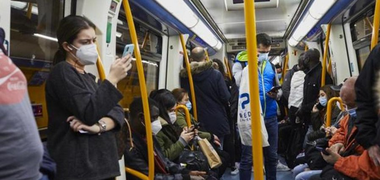 Spania urmează să ridice măsura purtării obligatorii a măştii de protecţie în transportul în comun
