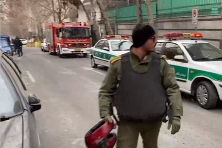 Un mort şi două gărzi rănite în sediul Ambasadei Azerbaidjanului la Teheran, într-un atac armat cu Kalaşnikovul din ”motive personale” al unui iranian căsătorit cu o azeră, despre care spune că este reţinută de nouă luni în misiune