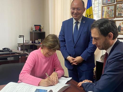 Reuters: Franţa speră să câştige contracte militare profitabile în România