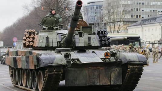 Varşovia urmează să furnizeze Ucrainei 60 de tancuri suplimentare, inclusiv 30 de tancuri de tip PT-91, versiunea modernizată a tancului de tip T-72 sovietic, o decizie salutată de Zelenski