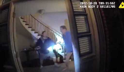 Imagini de la atacul cu ciocanul asupra lui Paul Pelosi, soţul fostei preşedinte a Camerei Reprezentanţilor, au fost făcute publice de justiţia americană - VIDEO