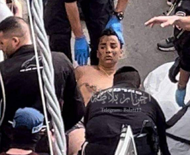 Doi răniţi într-un atac armat în situl arheologic al Cetăţii lui David, în cartierul palestinian Silwan, în Ierusalimul de Est, comis de un copil palestinian în vârstă de 13 ani, ”neutralizat şi rănit”. 42 de persoane, arestate după atacul armat de vineri, soldat cu şapte morţi