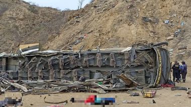 Cel puţin 24 de morţi după ce un autobuz s-a prăbuşit de pe o stâncă, în Peru