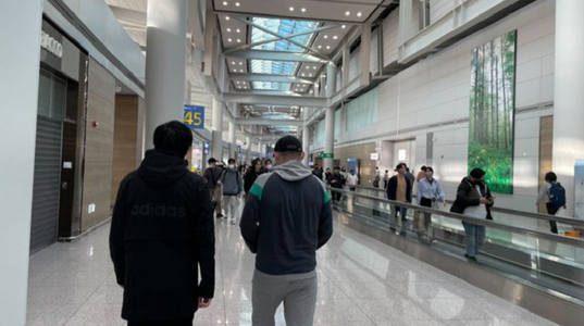 Cinci ruşi, blocaţi de trei luni pe un aeroport în Coreea de Sud, care le refuză statutul de refugiaţi, după ce au fugit de mobilizarea lui Putin