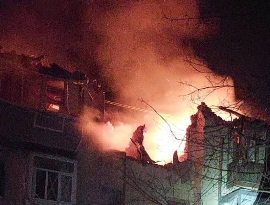 O bătrână a murit şi alte trei persoane au fost rănite într-un atac cu rachetă asupra unei clădiri rezidenţiale din Harkiv - VIDEO