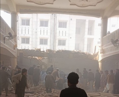 UPDATE: Cel puţin 32 morţi şi peste 140 de răniţi într-un atentat sinucigaş la o moschee din nord-vestul Pakistanului. Majoritatea victimelor sunt poliţişti - VIDEO