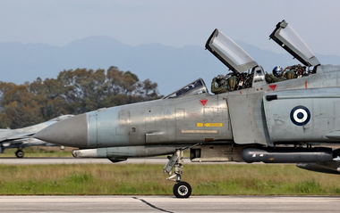 Un avion grec de vânătoare de tip F-4 Phantom se prăbuşeşte în Marea Ionică. Corpul copilotului, locotenentul Marios-Michail Touroutsikas, de 29 de ani, găsit după şase ore. Pilotul, căutat