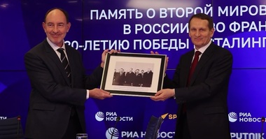 Şeful spionajului rus, Serghei Narîşkin, afirmă că în rândul forţelor proruse din Donbas luptă voluntari francezi. El spune, în prezenţa nepotului lui de Gaulle, că opinia publică din Europa nu este atât de unitară pe cât şi-ar dori SUA 