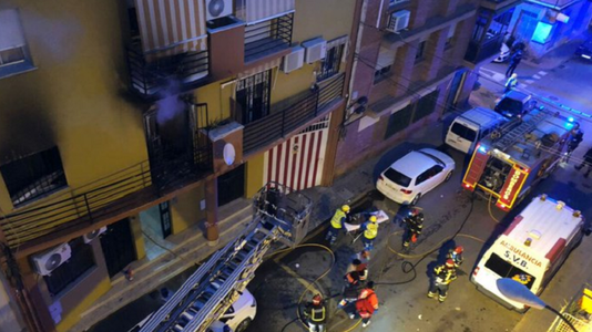 Trei studenţi, două fete şi un băiat de 20 de ani, morţi într-un incendiu la Huelva, în Andaluzia, într-un apartament, în urma unei petreceri după examene. Alte zece persoane, intoxicate cu fum, trei internate la spital