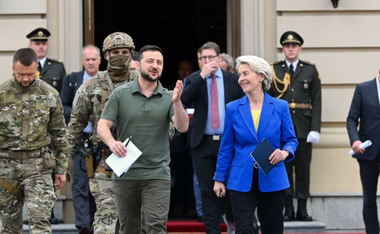 Premierul ucrainean Denîs Şmîhal anunţă negocieri joi şi un summit Ucraina-UE, vineri, la Kiev. El aşteaptă o ”evaluare intermediară pozitivă” a eforturilor de integrare în UE şi vrea o ”foaie de drum detaliată” a acesteia