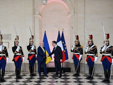 Franţa trimite Ucrainei 12 tunuri suplimentare de tip Caesar şi un radar de tip Ground Master 200, anunţă ministrul francez al Apărării Sébastien Lecornu la Paris, alături de omologul său ucrainean Oleksii Reznikov, care anunţă că nu a cerut Parisului un tip anume de avion de luptă