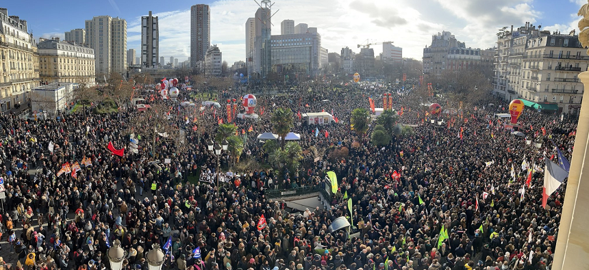 Aproximativ 2,8 milioane de manifestanţi în Franţa în a doua zi de mobilizare împotriva reformei pensionării, anunţă sindicatele, 1,2 milioane, potrivit poliţiei. Un steag francez şi unul european, arse la Lyon, 23 de arestări la Paris. Noi mobilizări la 7 şi 11 februarie