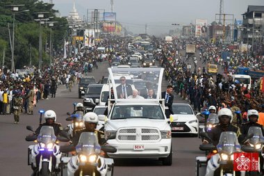 "Jos mâinile de pe Africa", spune Papa Francisc lumii bogate